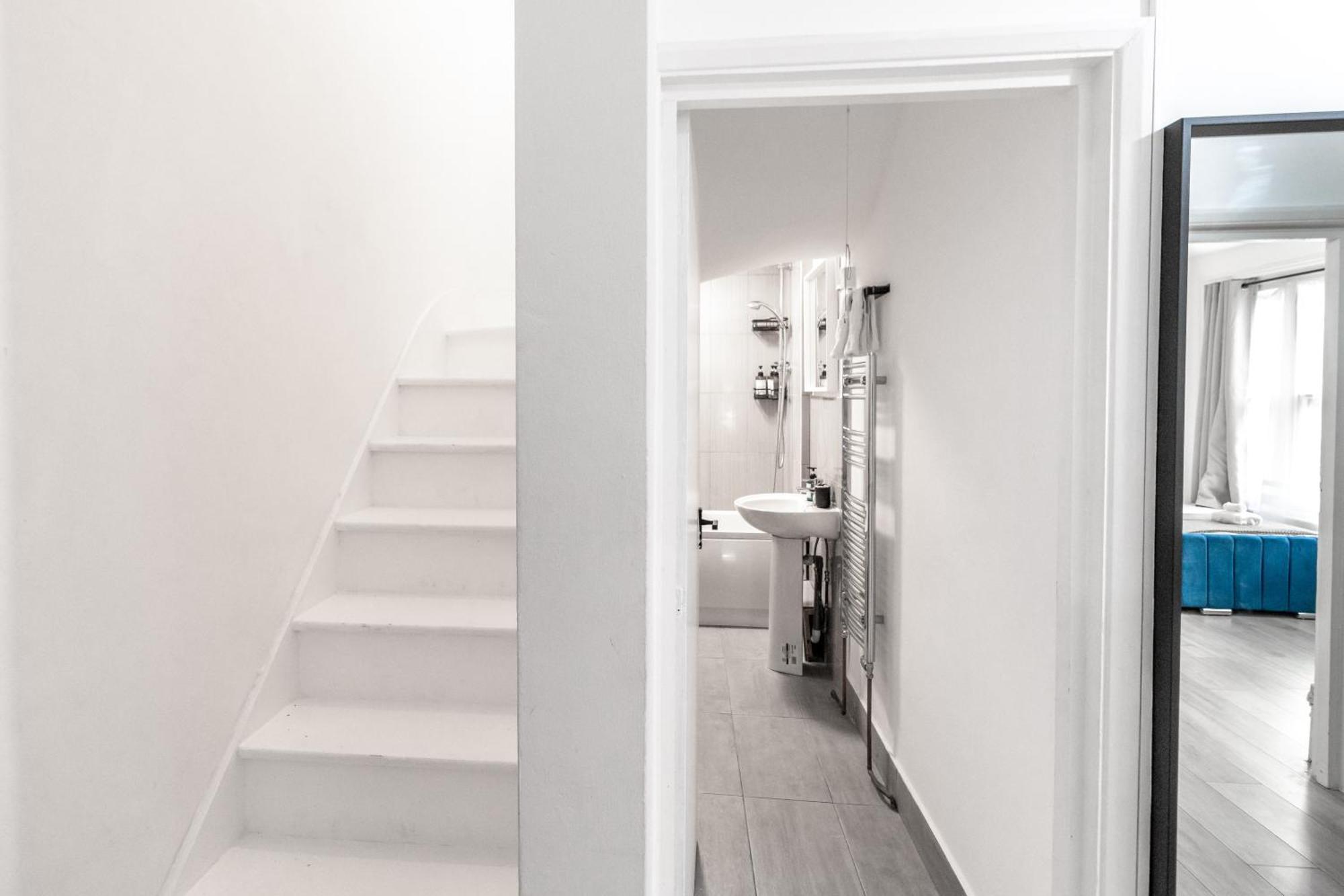 Cosy 3 Bed Flat In Shepherds Bush Sleeps 8 Guest