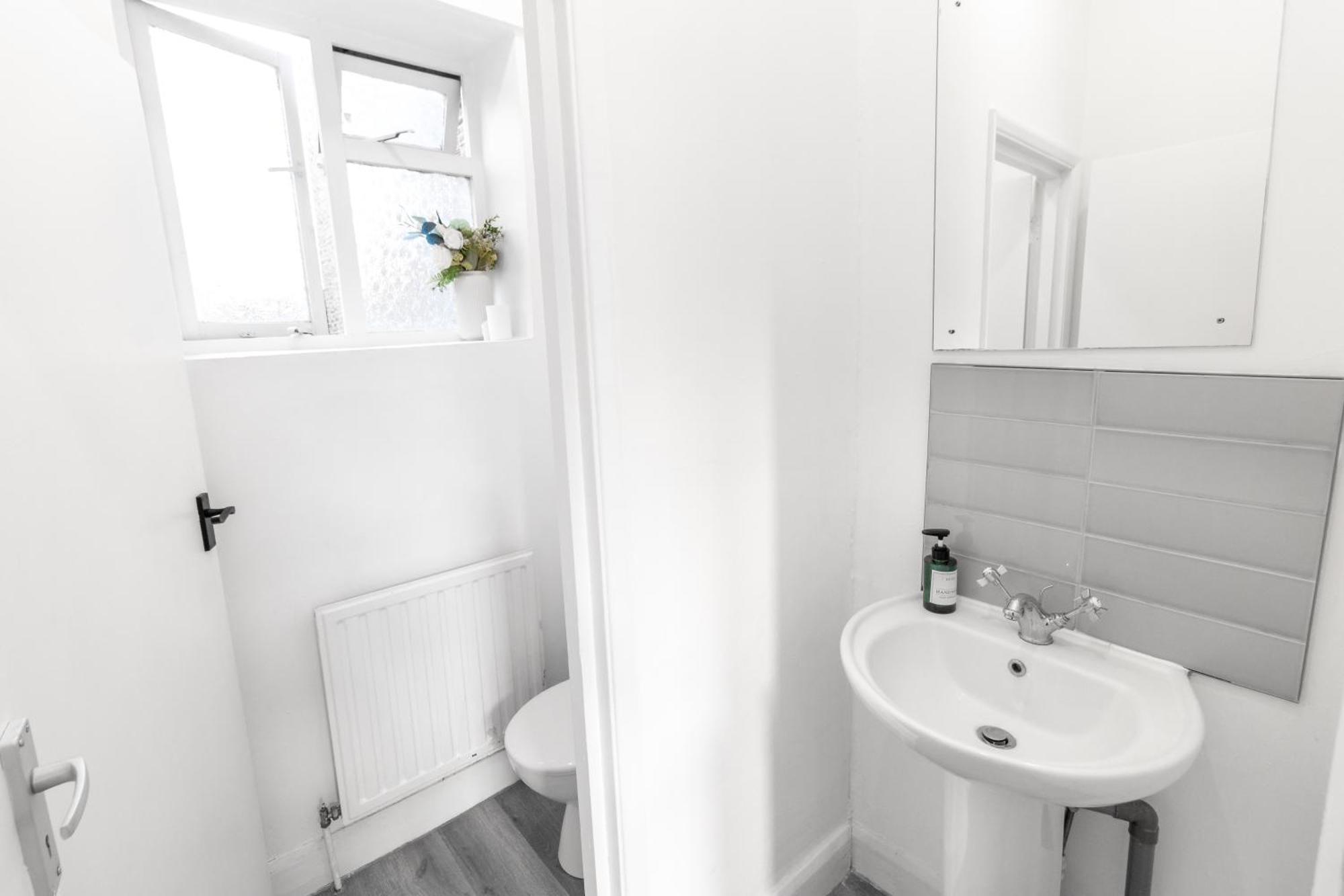 Cosy 3 Bed Flat In Shepherds Bush Sleeps 8 Guest *